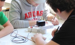 Energiespar-Schule: Schüler messen den Verbrauch von technischen Geräten