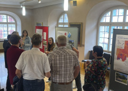 Eine Gruppe von Menschen bei der Vorstellung des Klimaanpassungskonzepts in Ettenheim. Im Hintergrund sind Plakate zu sehen.