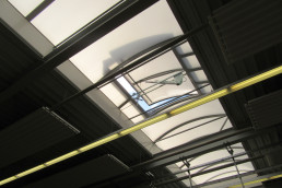 Lichtbänder unter der Hallendecke in der Werkstatt für Beteiligung Steinach.