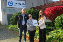 Projektabschluss und Übergabe des Klimaanpassungskonzepts. V.l.n.r.: Berthold Schätzle, Leiter Bereich Technik, Saskia Hofer, Vorsitzende des Werkstattrats, Alena Konrad, Klimaanpassungsexpertin d. Energieagentur Regio Freiburg.